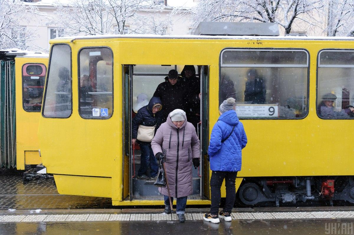Також у Львові вже другий день не курсують трамваї та тролейбуси. Тож львів'янам довелося пересісти на маршрутки, яких критично бракує / фото УНІАН