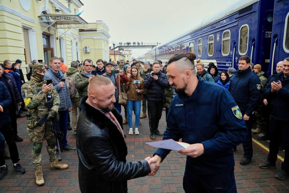 До Херсона прибув перший поїзд з Києва / фото прес-служби "Укрзалізниці" До Херсона прибув перший поїзд з Києва / фото прес-служби "Укрзалізниці"
