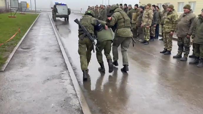 В РФ показово затримали двох солдатів, які відмовилися їхати на війну (відео) В РФ показово затримали двох солдатів, які відмовилися їхати на війну (відео)