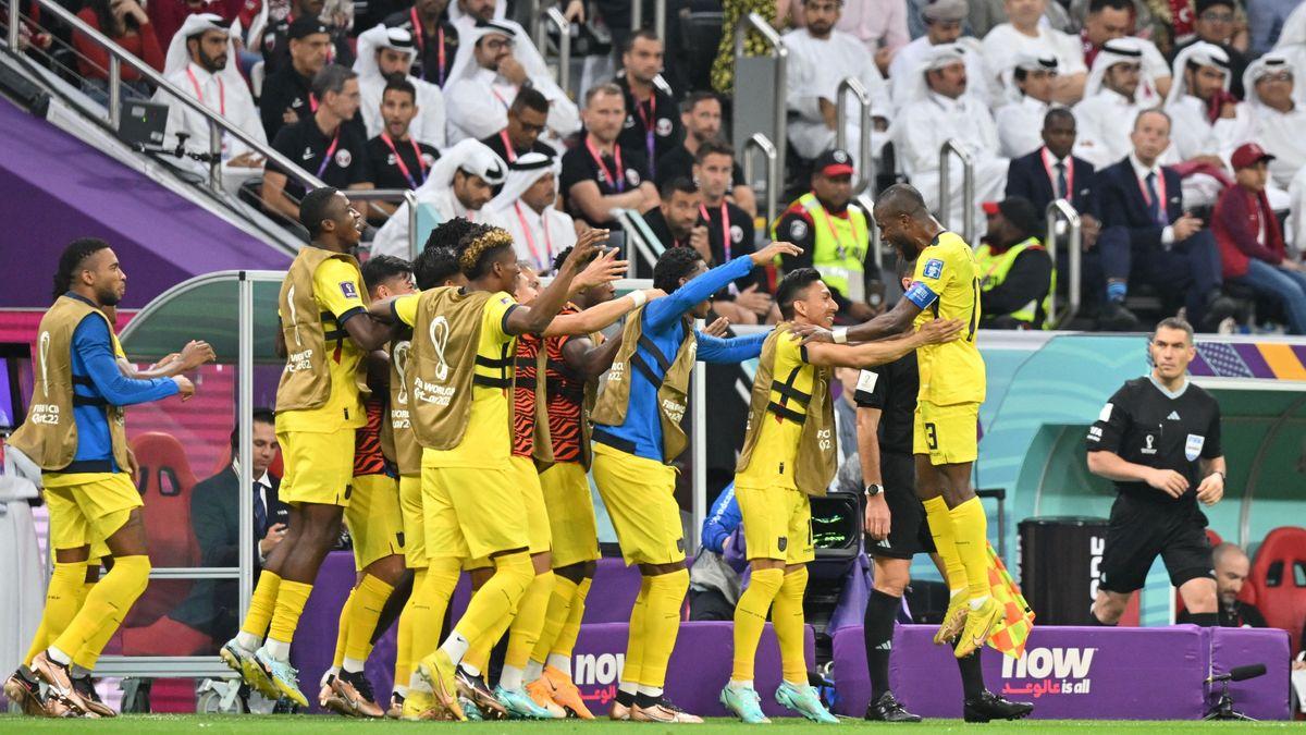 Футболісти збірної Еквадору святкують гол у ворота Катару / фото twitter.com/FIFAWorldCup