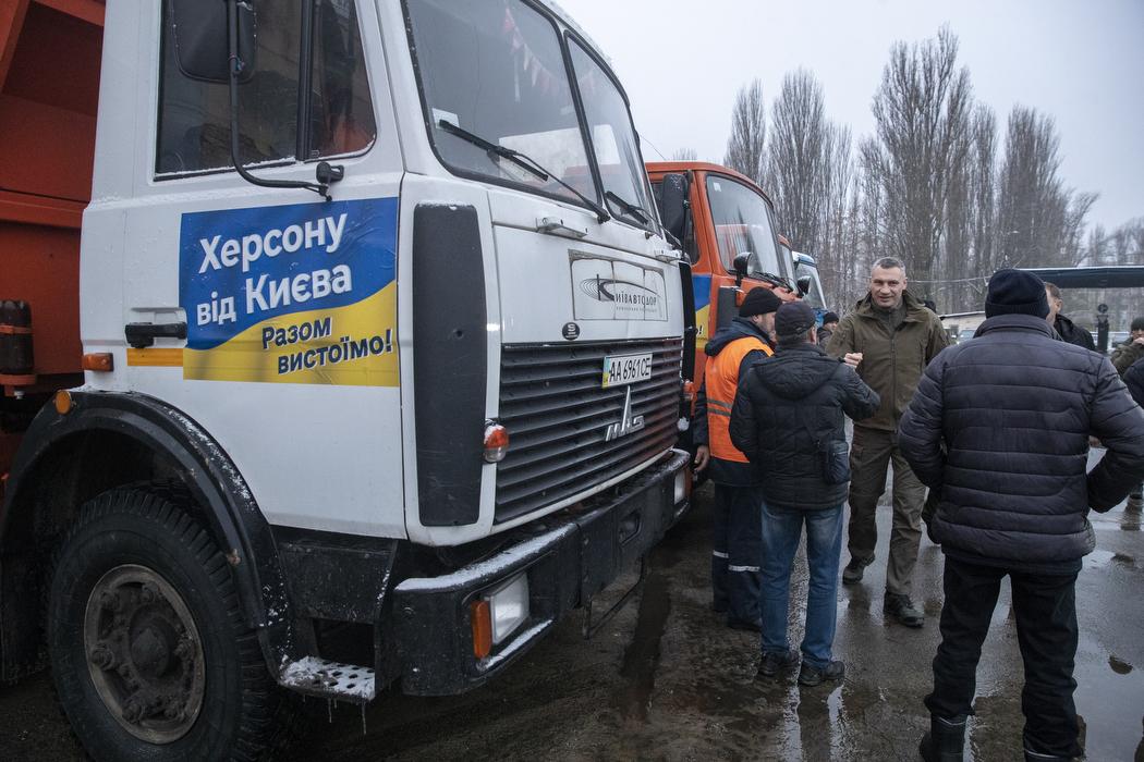 Кличко повідомив, що допомога від Києва вирушила у Херсон: техніка, продукти, будівельні матеріали Кличко повідомив, що допомога від Києва вирушила у Херсон: техніка, продукти, будівельні матеріали