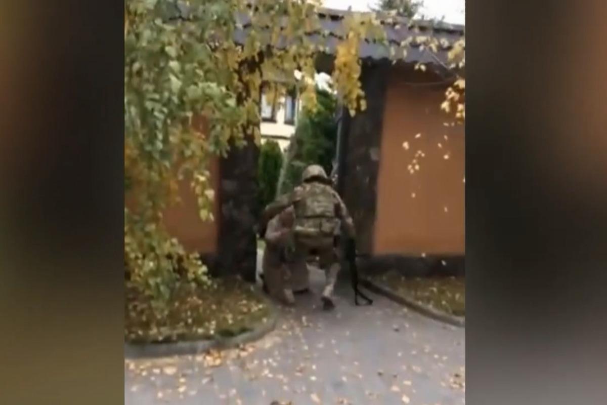 Бабушка расплакалась, увидев внука / Скриншот Бабушка расплакалась, увидев внука / Скриншот