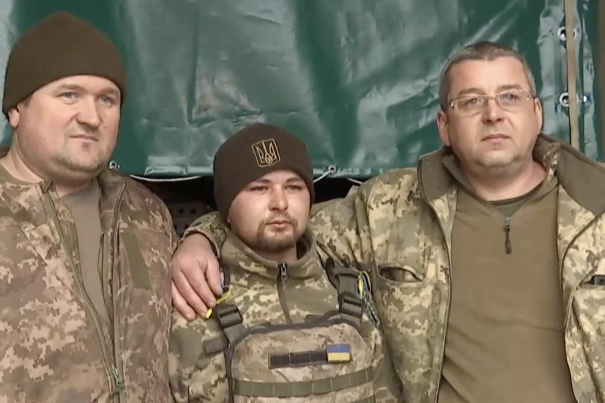 Чоловіки ремонтують техніку на фронті / Скріншот Чоловіки ремонтують техніку на фронті / Скріншот