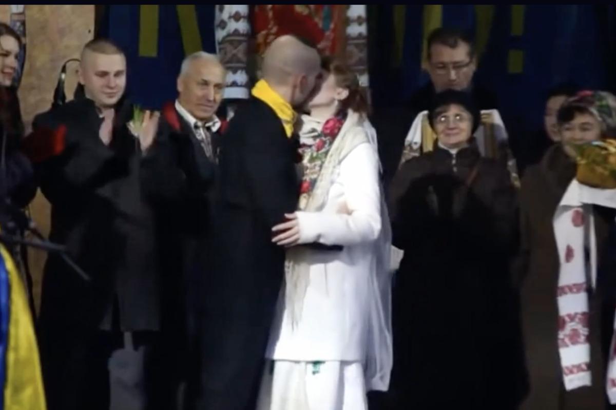 Пары женились прямо на Майдане / Скриншот Пары женились прямо на Майдане / Скриншот