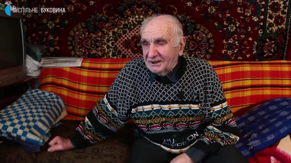 Зеленский наградил пенсионера, который отдал все сбережения на ВСУ / скриншот Зеленский наградил пенсионера, который отдал все сбережения на ВСУ / скриншот