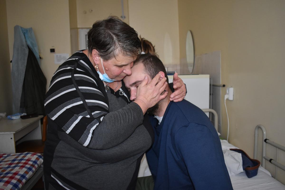 Мати поруч з пораненим сином-бійцем. Його життя рятували понад 10 годин / фото facebook.com/rsa010963 Мати поруч з пораненим сином-бійцем. Його життя рятували понад 10 годин / фото facebook.com/rsa010963