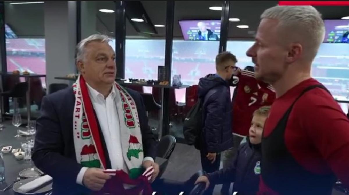 Премьер Орбан вляпался в скандал, надев фанатский шарм с "Великой Венгрией" / скриншот