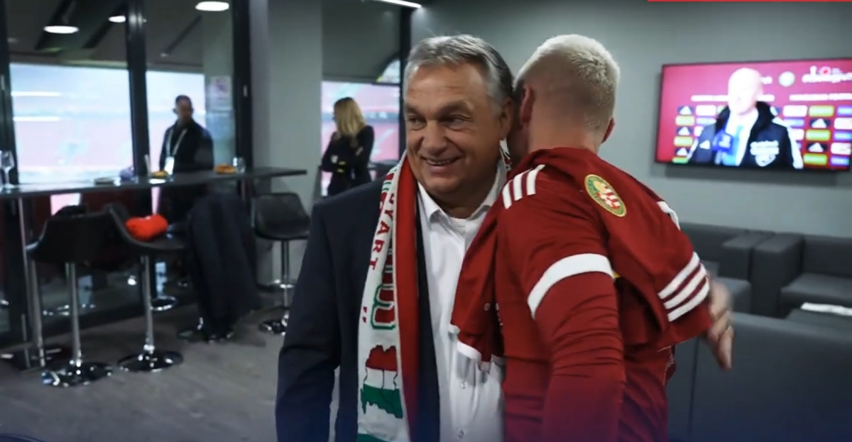 Виктор Орбан в фанатском шарфе / скриншот с видео