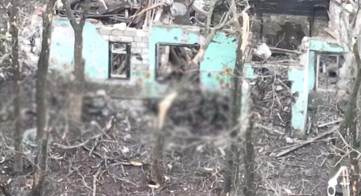 Воїн розповів, як окупанти прикриваються трупами під Бахмутом / twitter.com/slovyanskasil Воїн розповів, як окупанти прикриваються трупами під Бахмутом / twitter.com/slovyanskasil