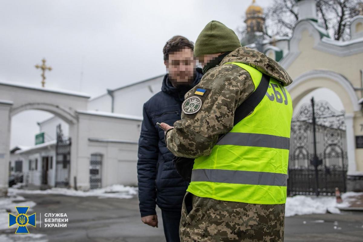 В помещениях УПЦ (МП) СБУ нашла пророссийскую литературу и миллионы наличных / фото СБУ В помещениях УПЦ (МП) СБУ нашла пророссийскую литературу и миллионы наличных / фото СБУ