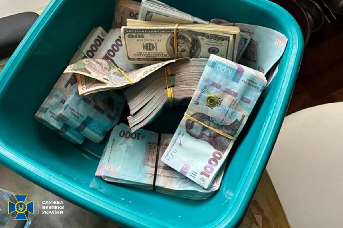 Правоохранители обнаружили миллионы гривен и доллары / фото СБУ Правоохранители обнаружили миллионы гривен и доллары / фото СБУ