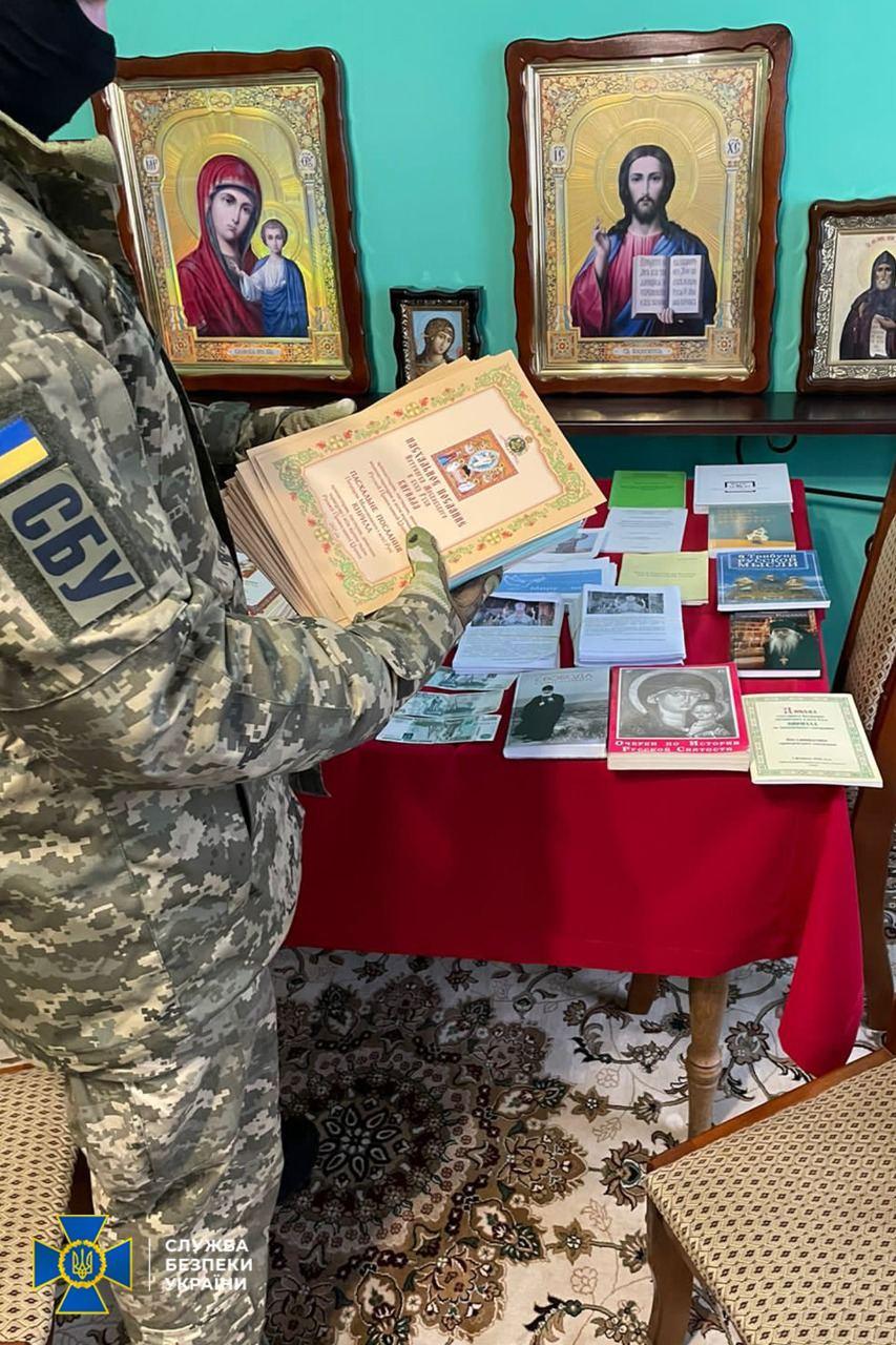 Бойцы СБУ нашли кучу пророссийской литературы / фото СБУ Бойцы СБУ нашли кучу пророссийской литературы / фото СБУ