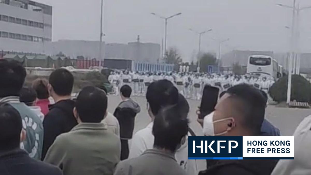 Вокруг завода Foxconn по производству iPhone в Чжэнчжоу вспыхнули протесты / Скриншот с видео