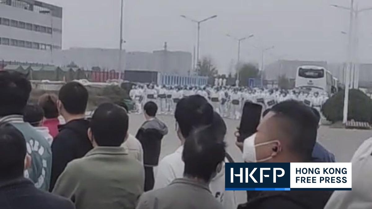 Вокруг завода Foxconn по производству iPhone в Чжэнчжоу вспыхнули протесты / Скриншот с видео Вокруг завода Foxconn по производству iPhone в Чжэнчжоу вспыхнули протесты / Скриншот с видео