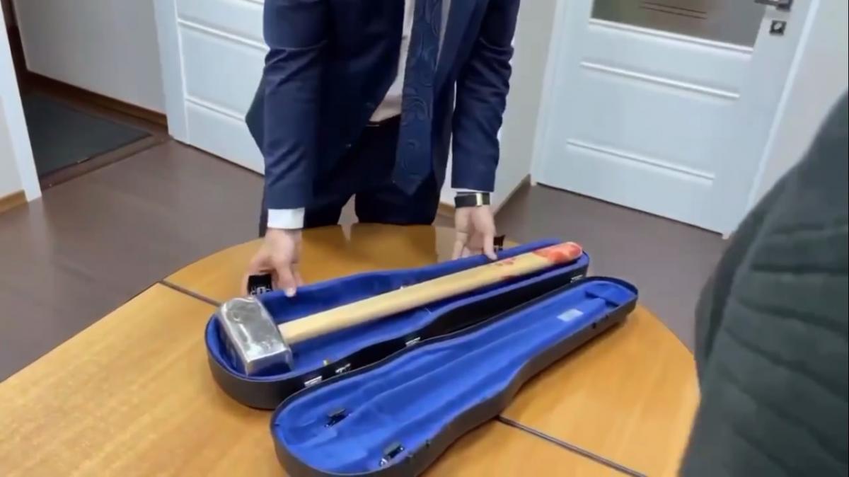 Пригожин демонстративно передав Європарламенту окровавлену кувалду / скриншот Пригожин демонстративно передав Європарламенту окровавлену кувалду / скриншот