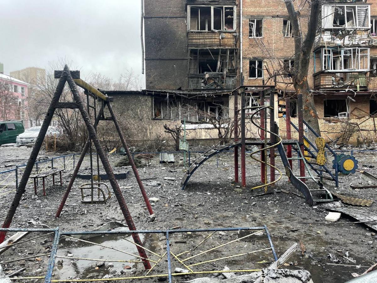 Влада показала наслідки атаки росіян по Вишгороду, де постраждали десятки людей / фото Олексій Кулеба