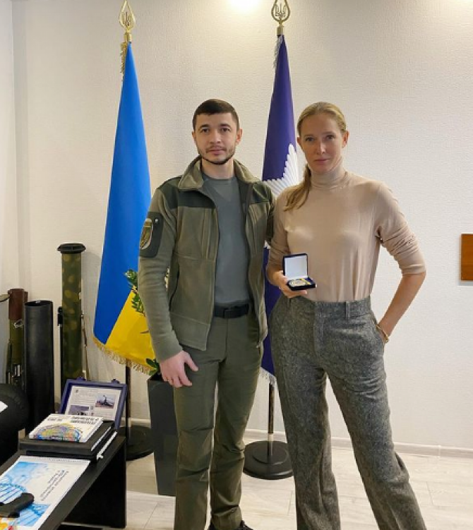 Катя Осадча отримала медаль від Національної поліції України / instagram.com/kosadcha