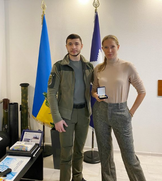 Катя Осадча отримала медаль від Національної поліції України / instagram.com/kosadcha Катя Осадча отримала медаль від Національної поліції України / instagram.com/kosadcha