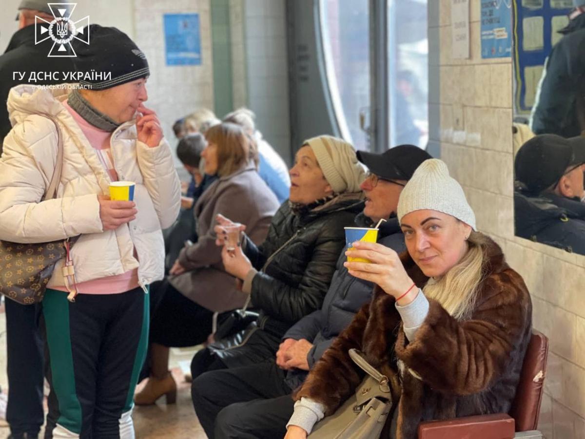 В Одесі таких пунктів, де люди можуть підзарядитися та зігрітися, явно не вистачає / фото ДСНС в Одеській області