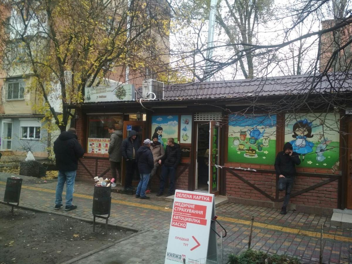 Деякі одесити пішли до кафе, де працюють генератори / фото УНІАН, Лариса Козова