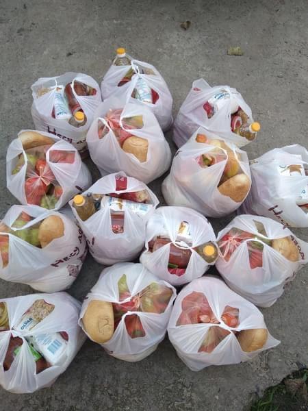 Волонтеры покупали людям продукты, лекарства и предметы гигиены / фото Оксаны Фетисовой