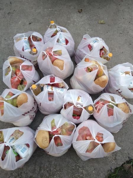 Волонтери купували людям продукти, ліки та предмети гігієни / фото Оксани Фетісової Волонтери купували людям продукти, ліки та предмети гігієни / фото Оксани Фетісової
