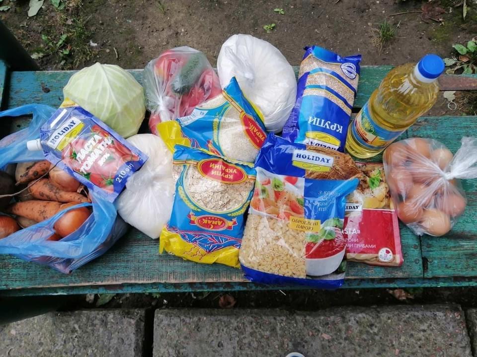 Волонтери розвозили по два пакети, в яких збирали борщовий набір / фото Оксани Фетісової Волонтери розвозили по два пакети, в яких збирали борщовий набір / фото Оксани Фетісової