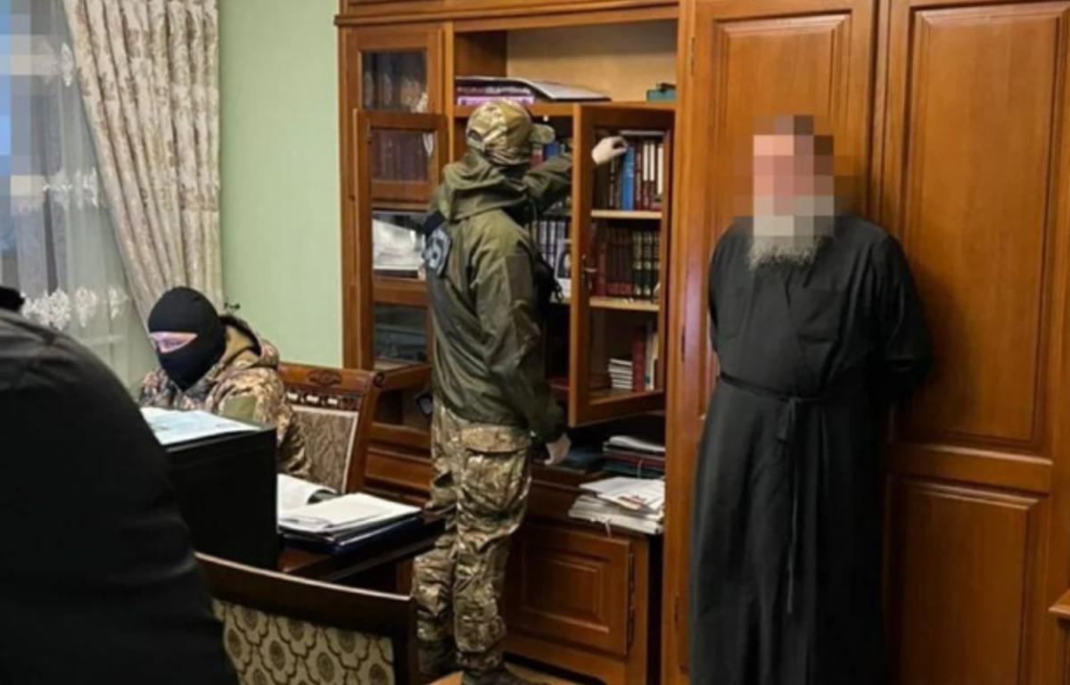 Слідчі стали свідками фізичної близькості представників духовенства / фото СБУ Слідчі стали свідками фізичної близькості представників духовенства / фото СБУ