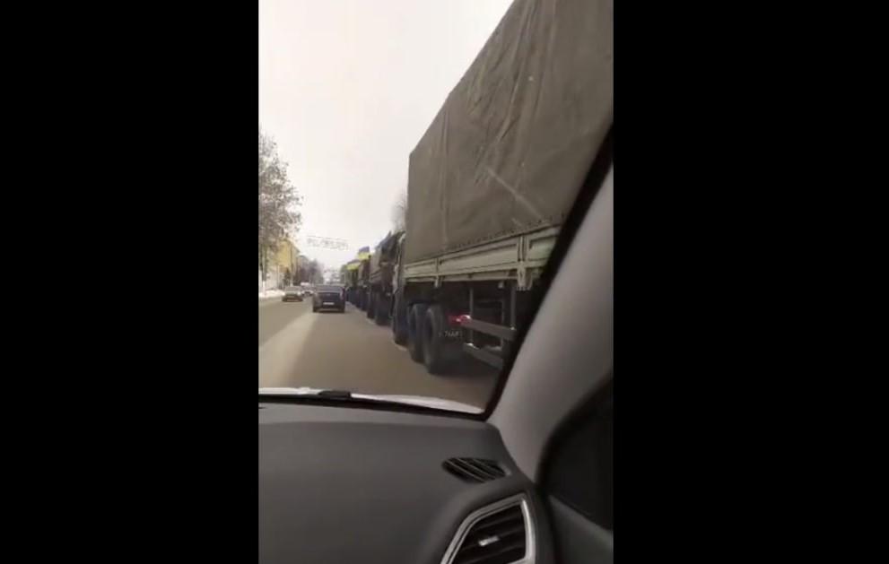 Россиян напугала колонна брони с украинскими флагами / скриншот