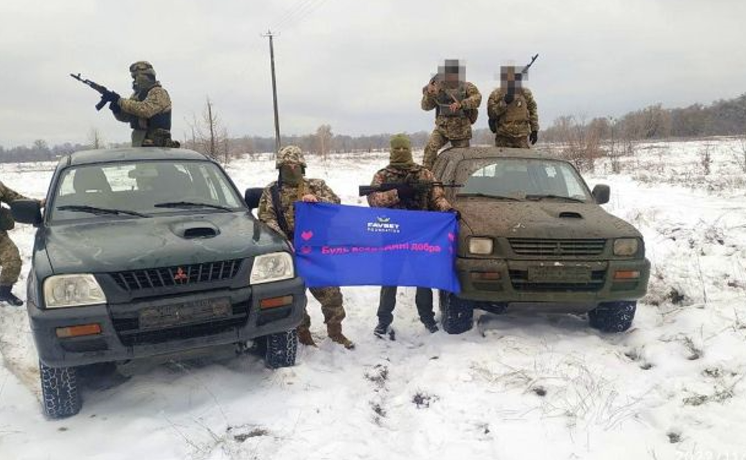 Favbet Foundation передал ВСУ еще два внедорожника Mitsubishi L200 / фото пресс-службы Favbet Foundation передал ВСУ еще два внедорожника Mitsubishi L200 / фото пресс-службы
