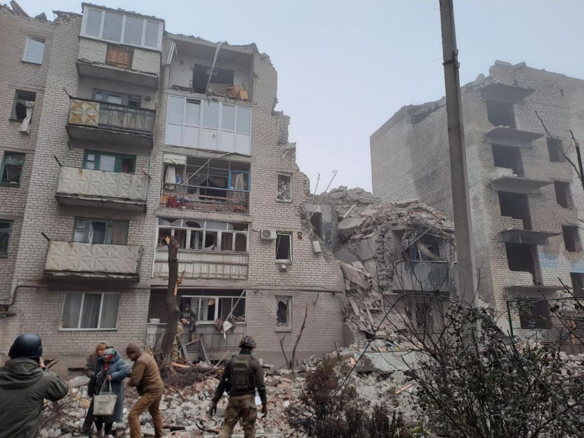 Россияне обстреляли многоэтажку в Донецкой области / фото t.me/pavlokyrylenko_donoda