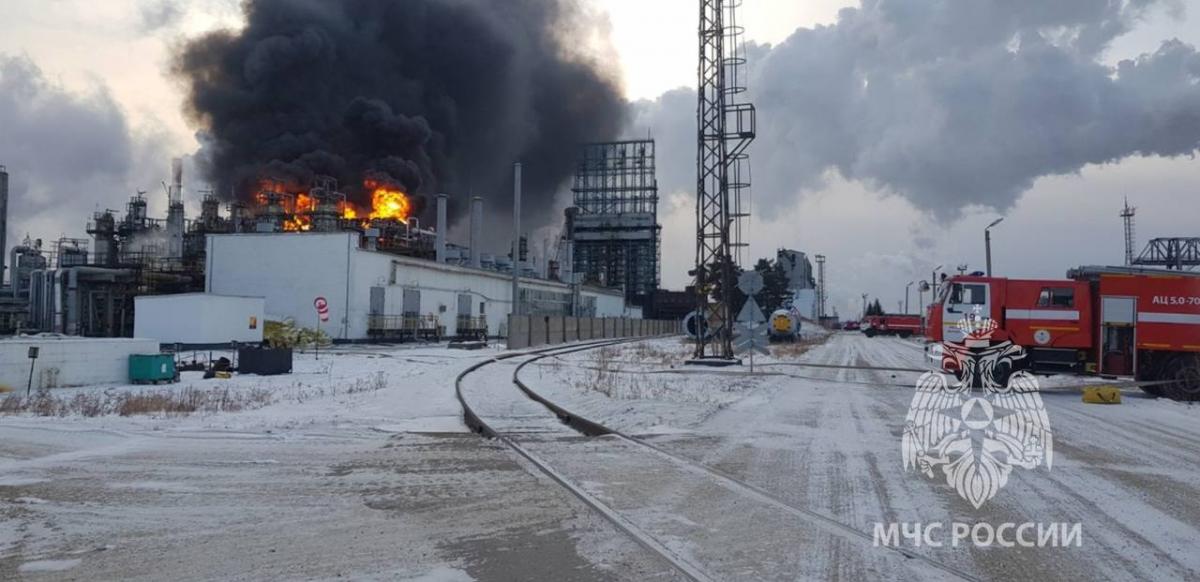 В Сибири горел крупнейший нефтеперерабатывающий завод / фото МЧС РФ