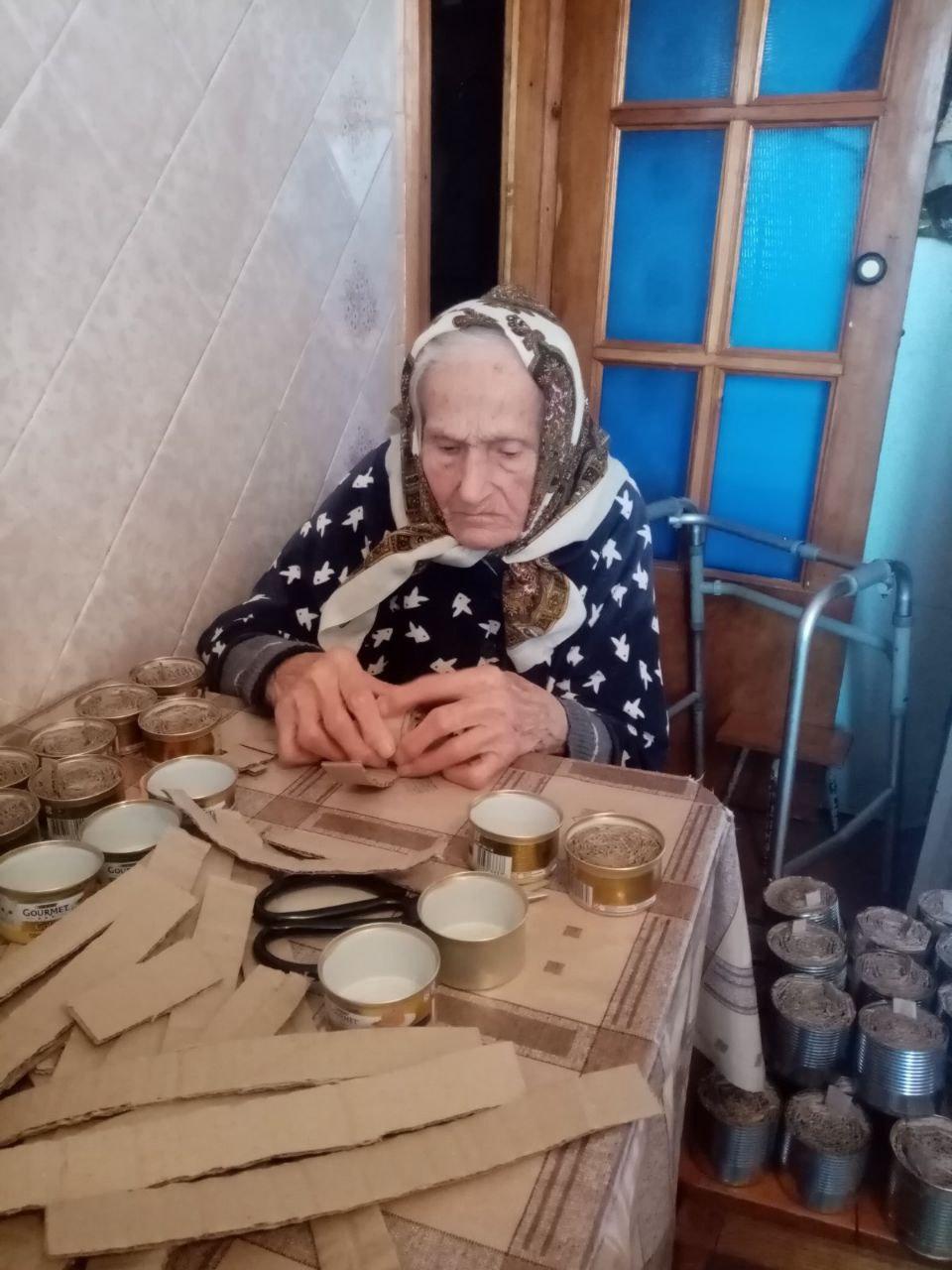 Олена Олександрівна робить окопні свічки / фото Ніна Владимирець