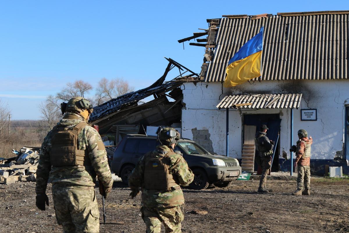 Металобрухт, снаряди і понівечені будинки: в ЗСУ показали звільнене село Макіївка / фото Іван Кулеха, прес-служба 66-ї омбр Металобрухт, снаряди і понівечені будинки: в ЗСУ показали звільнене село Макіївка / фото Іван Кулеха, прес-служба 66-ї омбр