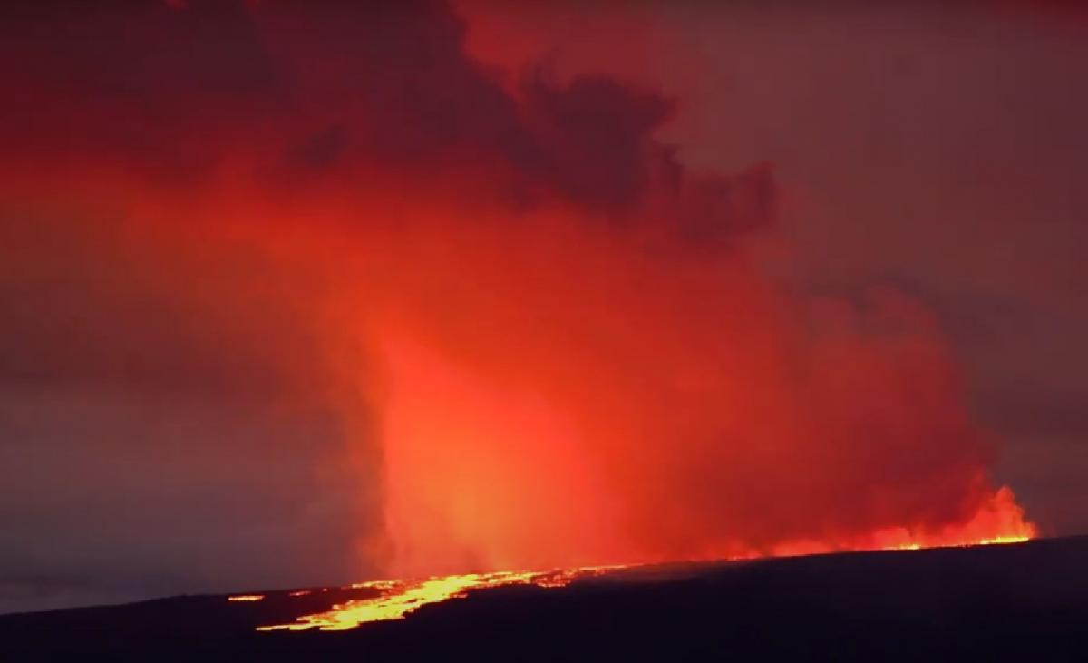 На Гавайях проснулся крупнейший в мире действующий вулкан / скриншот из видео