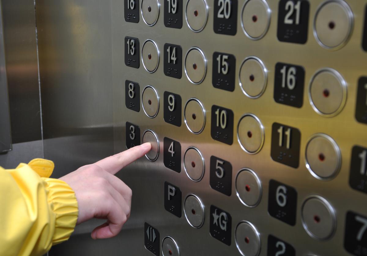 Жінка, яка застрягла в ліфті і в неї почалися пологи, знаходилася у Святошинському районі / фото ua.depositphotos.com