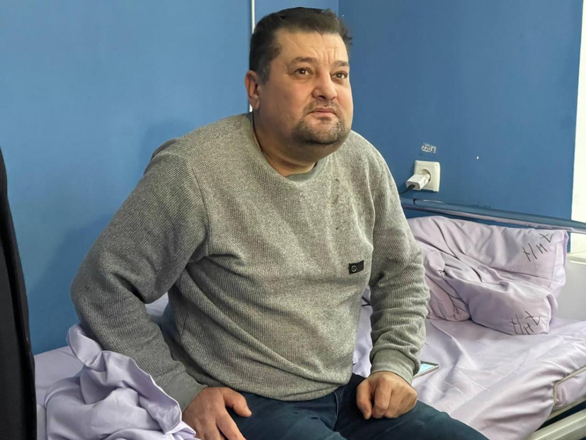 Побитий крадіями генератора комунальник тепер в лікарні / фото ОМР Побитий крадіями генератора комунальник тепер в лікарні / фото ОМР