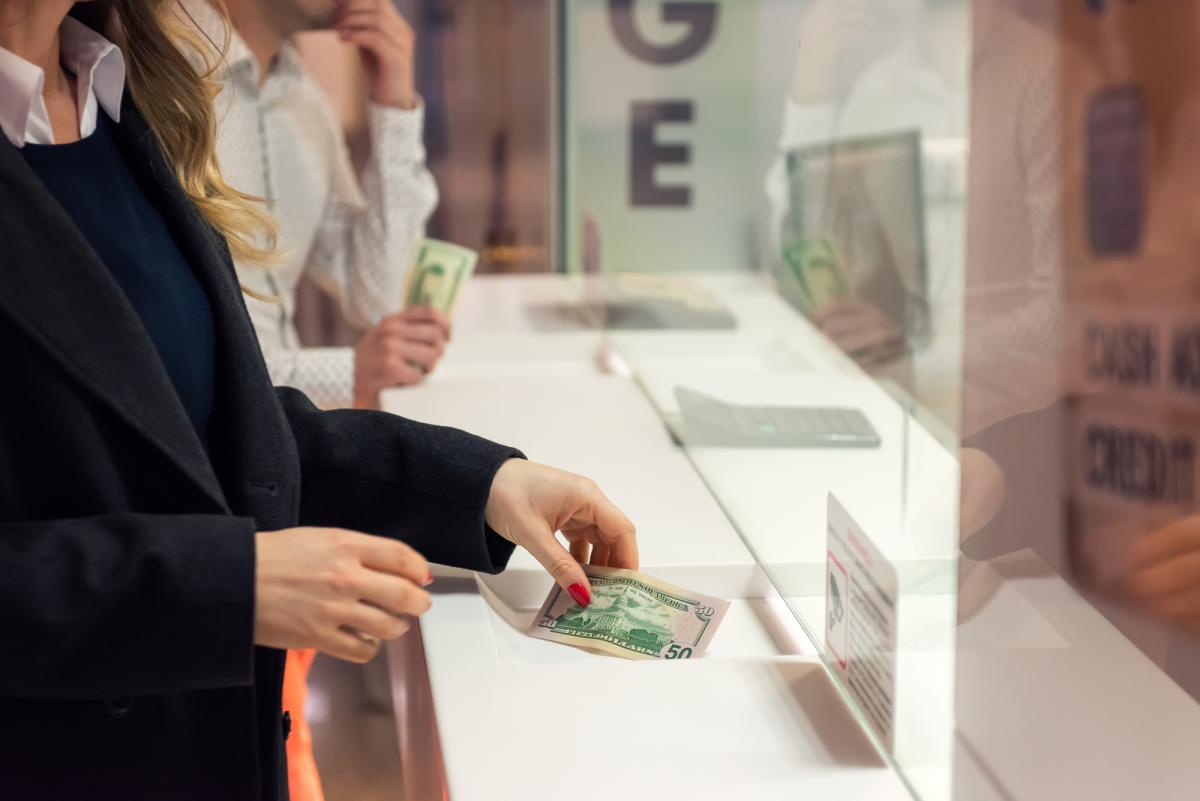 Долар та євро дорожчають в банках та обмінниках / фото ua.depositphotos.com Долар та євро дорожчають в банках та обмінниках / фото ua.depositphotos.com