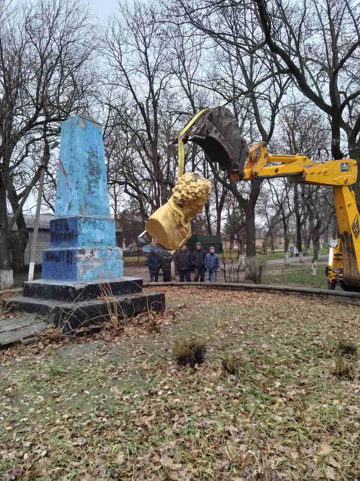 У місті демонтували погруддя Пушкіна \ Ананьївська міська територіальна громада