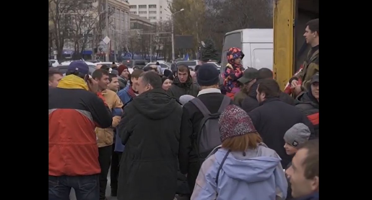 "Тут гуманітарна криза": волонтери "Української команди" привезли херсонцям 30 тонн допомоги