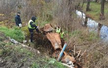 Расстреляли в автомобиль и сбросили с моста: в Изюме нашли останки трех жертв россиян