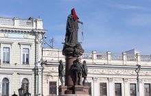 В Одесі на статую Катерини II вдягнули ковпак ката: активіст анонсував демонтаж (фото)
