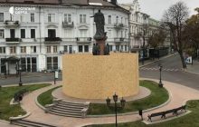 В Одесі Катерину II чекає демонтаж: пам'ятник російській імператриці закрили дерев'яним парканом (фото)