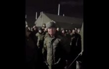 "Хитай режим": в Казані "мобіки" облаяли генерала та прогнали його з табору (відео)