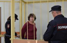 У РФ суд придумав нове покарання для жінки, яка залишила записку на могилі батьків Путіна