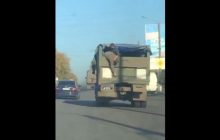 У Херсоні окупанти махали кулаками на тлі банеру про "один народ" (відео)