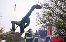 В Ужгороде демонтировали памятник советским "освободителям" (фоторепортаж)