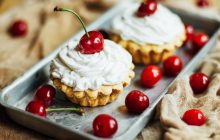 Идеально для тортов и трубочек: самый простой и вкусный белковый крем