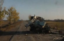 Розбиті вантажівки з пральними машинами: як окупанти тікали з Херсонщини (відео)