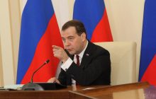 Ображений Медведєв знову пригрозив Україні застосувати "весь арсенал зброї"